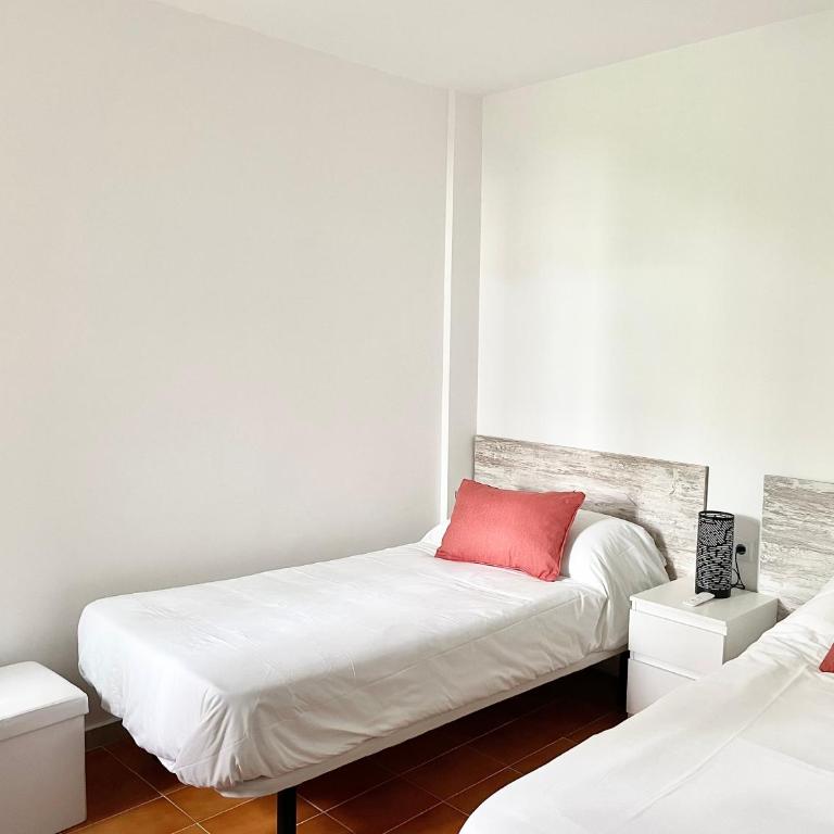 Luminoso apartamento frente al mar con piscina - Three-Bedroom Apartment - 13