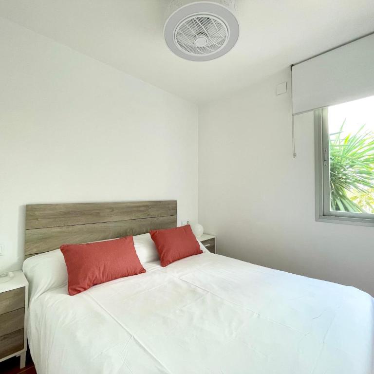 Luminoso apartamento frente al mar con piscina - Three-Bedroom Apartment - 14