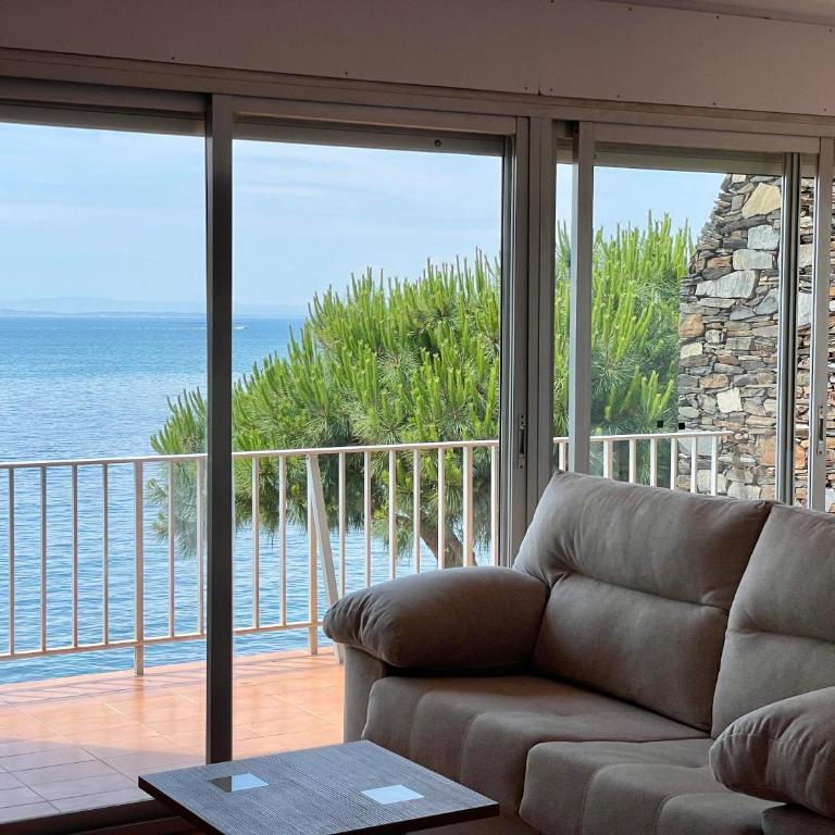 Luminoso apartamento frente al mar con piscina - Three-Bedroom Apartment - 22
