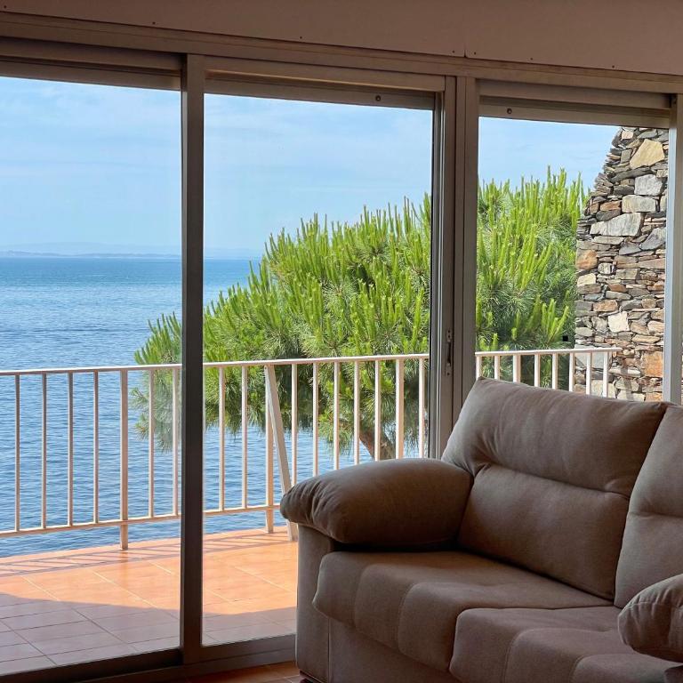 Luminoso apartamento frente al mar con piscina - Three-Bedroom Apartment - 23