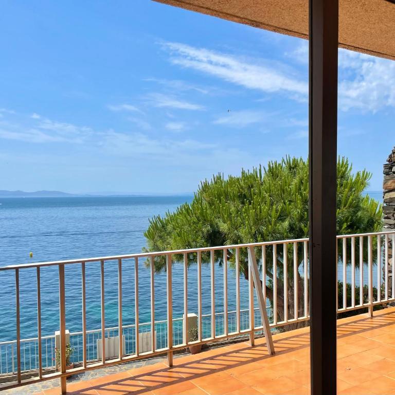 Luminoso apartamento frente al mar con piscina - Three-Bedroom Apartment - 15