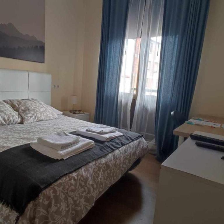 FlipHouse Rooms Pensión⭐ - Deluxe Double Room with Balcony - 2