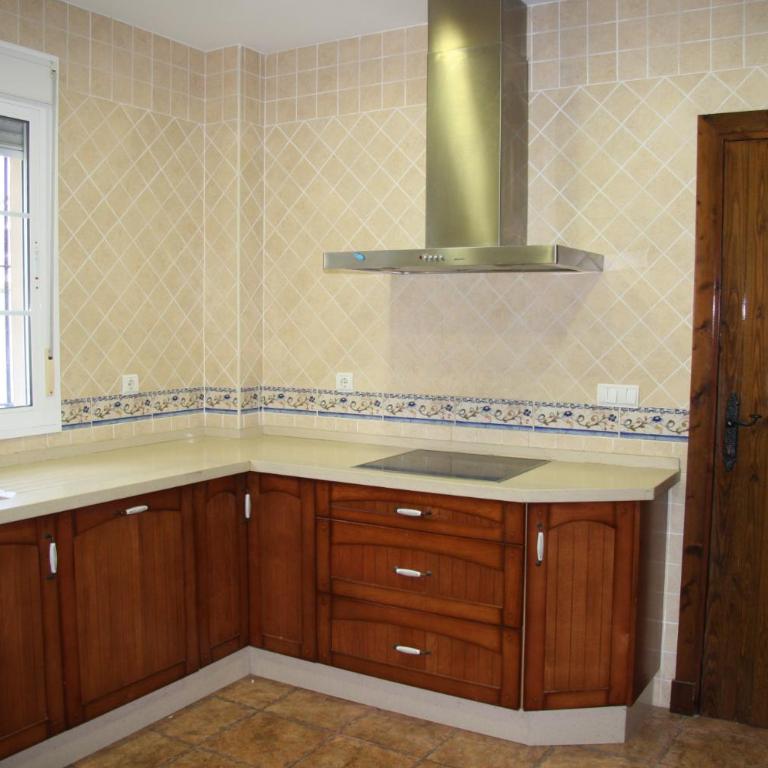 Moderno y amplio chalet, con piscina privada - Casa de 4 dormitorios - 34