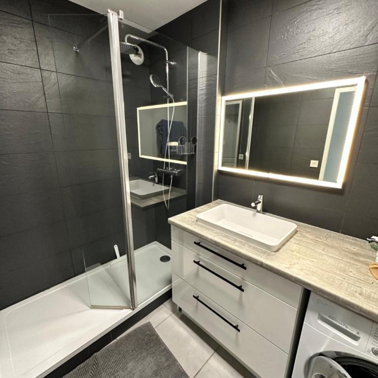 A Room - Une chambre dans un appartement meublé et équipé - Clinique de la Sauvegarde - location courte durée - Apartamento de 1 dormitorio - 10