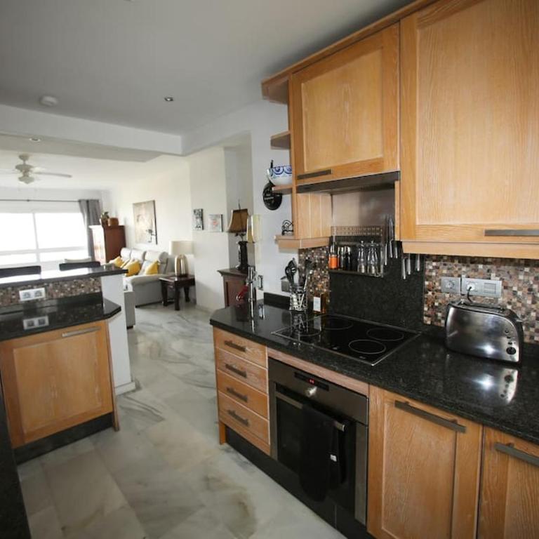 Stylish, Spacious apartment with sea view - Three-Bedroom Apartment - 18