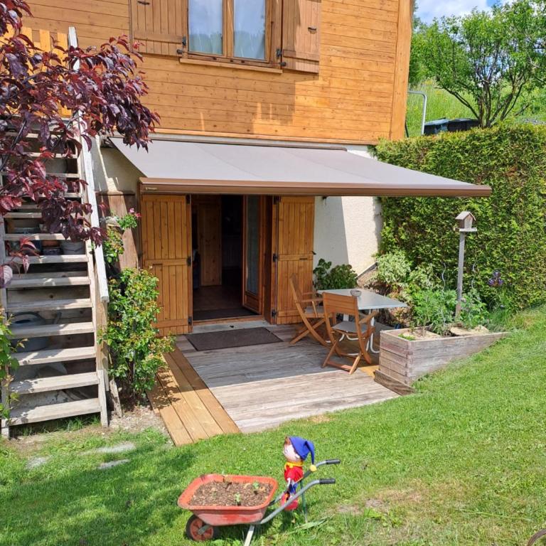 A4 km de Megève très joli studio avec jacuzzi ,vue sur les montagnes au calme - Studio - 13
