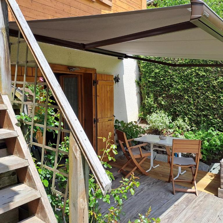 A4 km de Megève très joli studio avec jacuzzi ,vue sur les montagnes au calme - Studio - 11