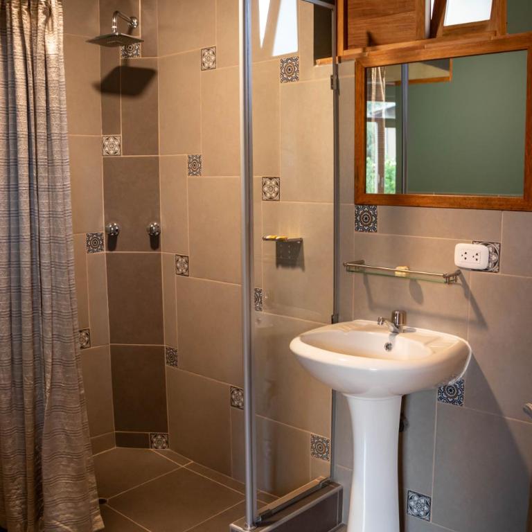 Fleur Lodge - Queen Room with Garden View - 4