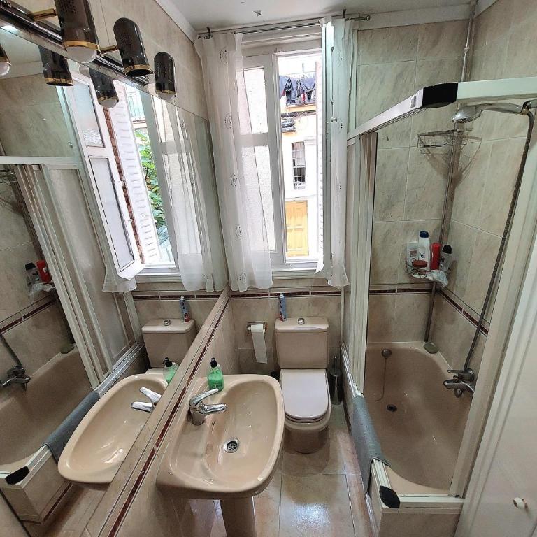 N1 Casa de Madrid - greenpeace line - Double Room with Shared Bathroom - 11