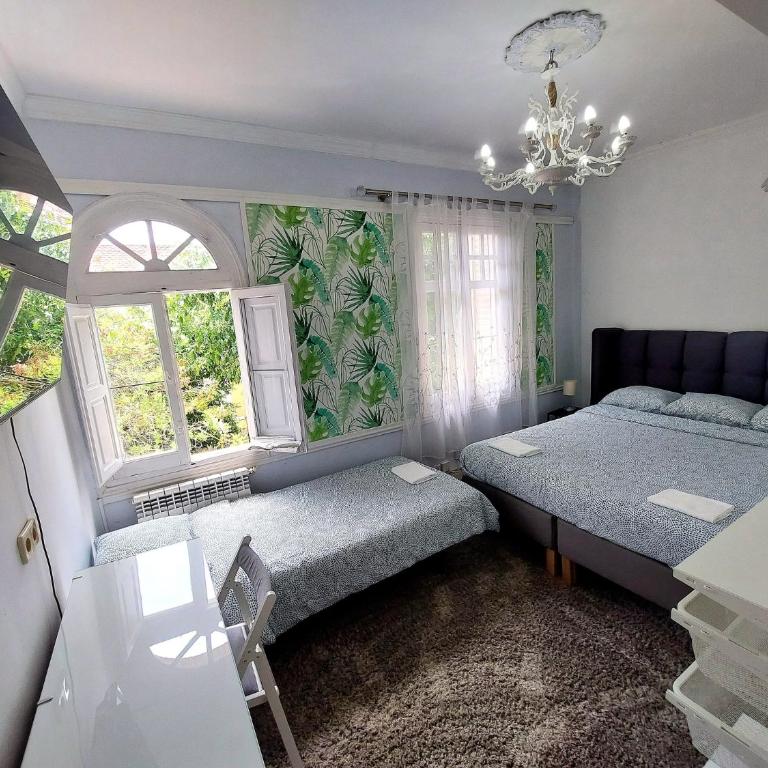 N1 Casa de Madrid - greenpeace line - Triple Room with Shared Bathroom - 16