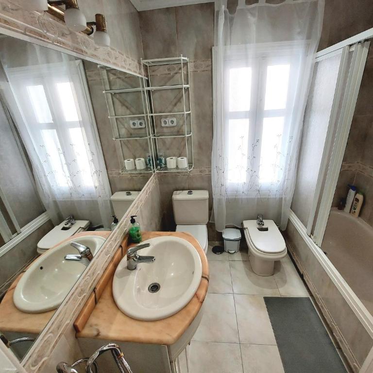 N1 Casa de Madrid - greenpeace line - Double Room with Shared Bathroom - 10