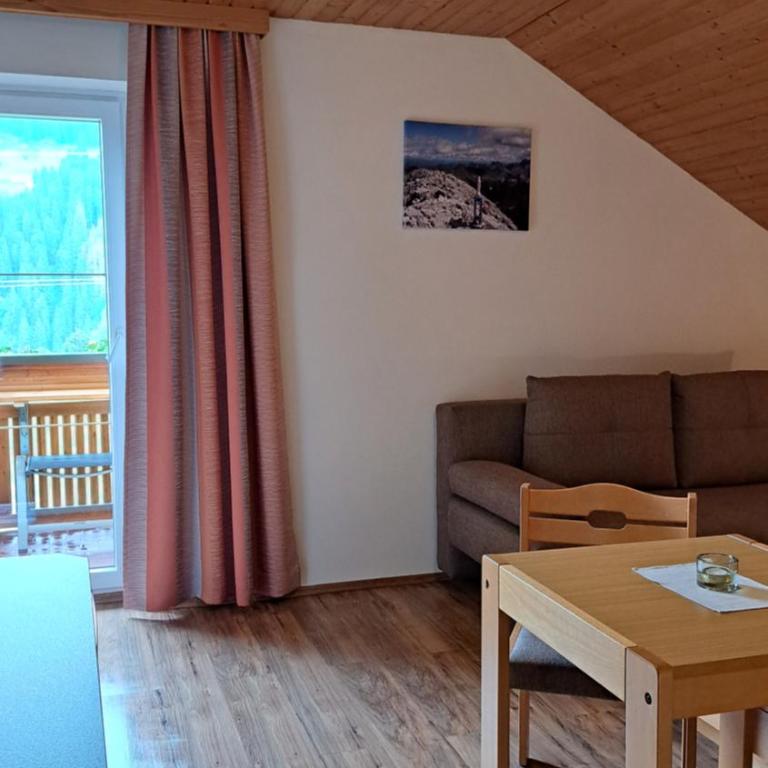Haus Guggenberger - Doppelzimmer mit Balkon und Bergblick - 4