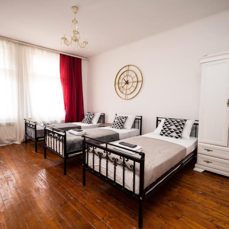 Authentic Design 2BDR Apartment in Old Town - Two-Bedroom Apartment - 14