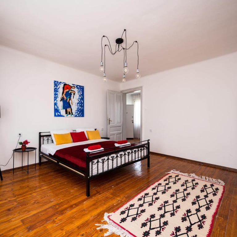 Authentic Design 2BDR Apartment in Old Town - Two-Bedroom Apartment - 13