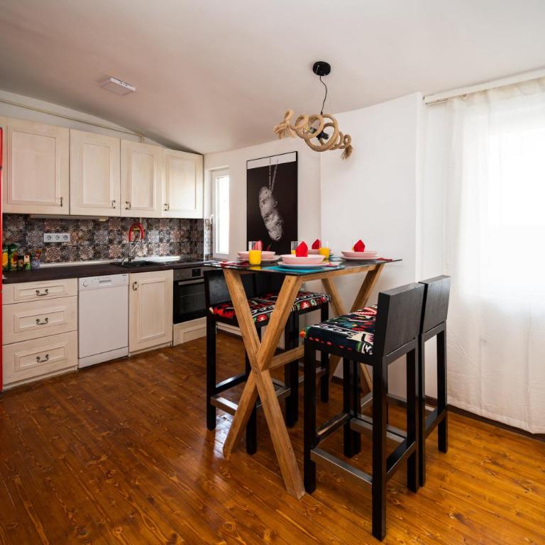 Authentic Design 2BDR Apartment in Old Town - Two-Bedroom Apartment - 24