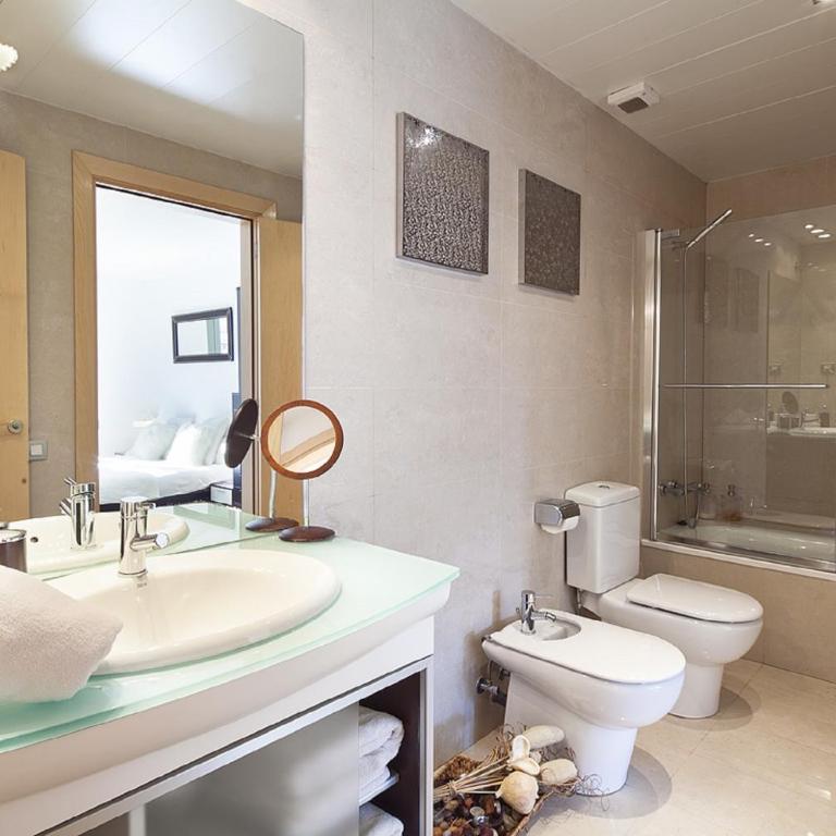 You Stylish El Born Apartments - Three-Bedroom Apartment with Balcony- Carrer d'Ali Bei - 12