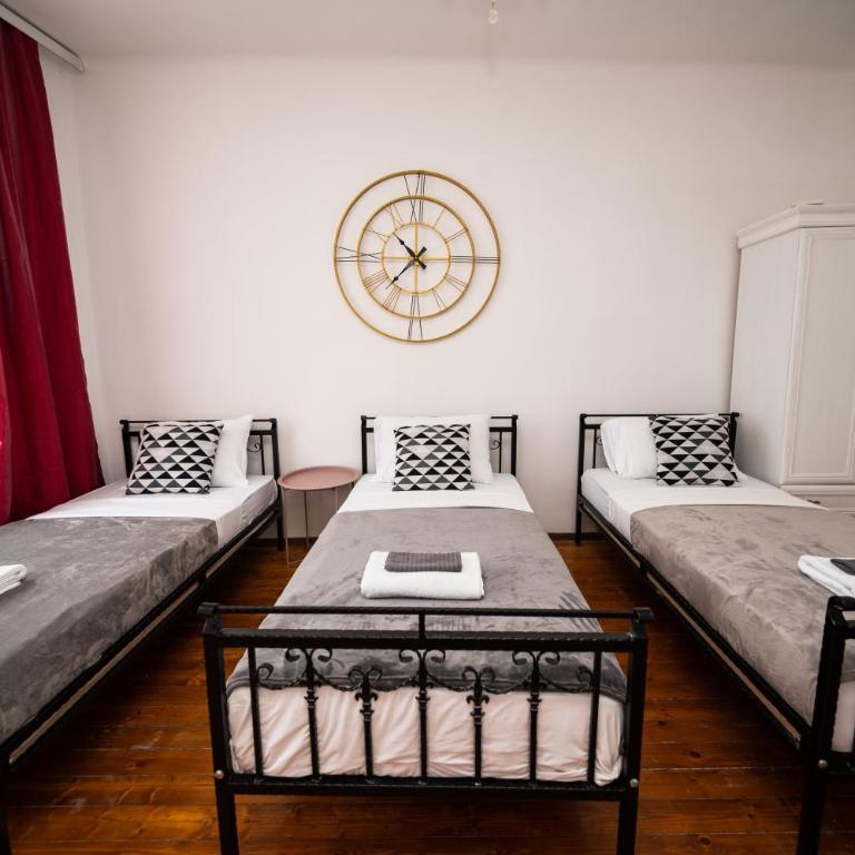 Authentic Design 2BDR Apartment in Old Town - Two-Bedroom Apartment - 16