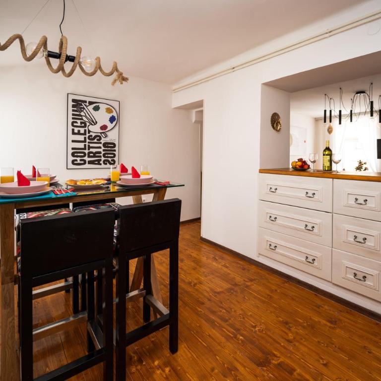 Authentic Design 2BDR Apartment in Old Town - Two-Bedroom Apartment - 22