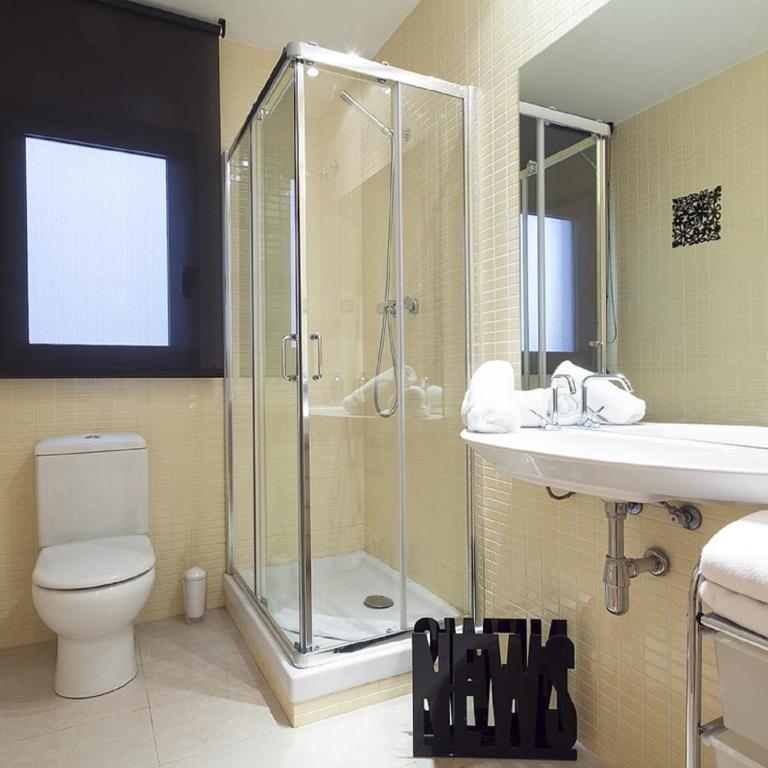 You Stylish El Born Apartments - Three-Bedroom Apartment with Balcony- Carrer d'Ali Bei - 4