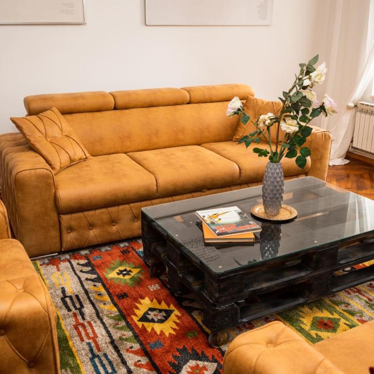 Authentic Design 2BDR Apartment in Old Town - Two-Bedroom Apartment - 4