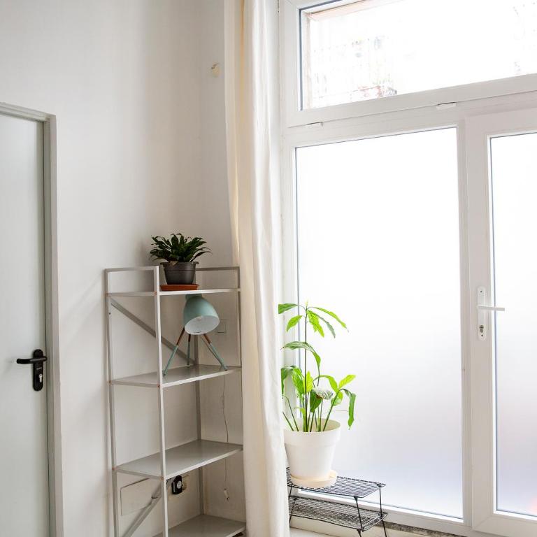 MEZZANINE YELLOW - One-Bedroom Apartment - 2