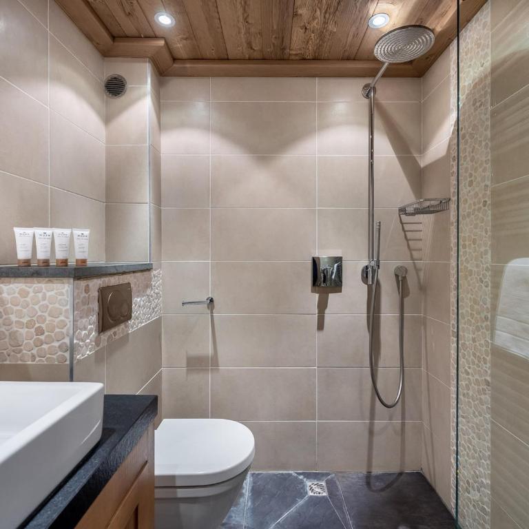 Chalet familial avec jacuzzi à Méribel, 8 adultes + 2 enfants - Chalet 3 Chambres - 16