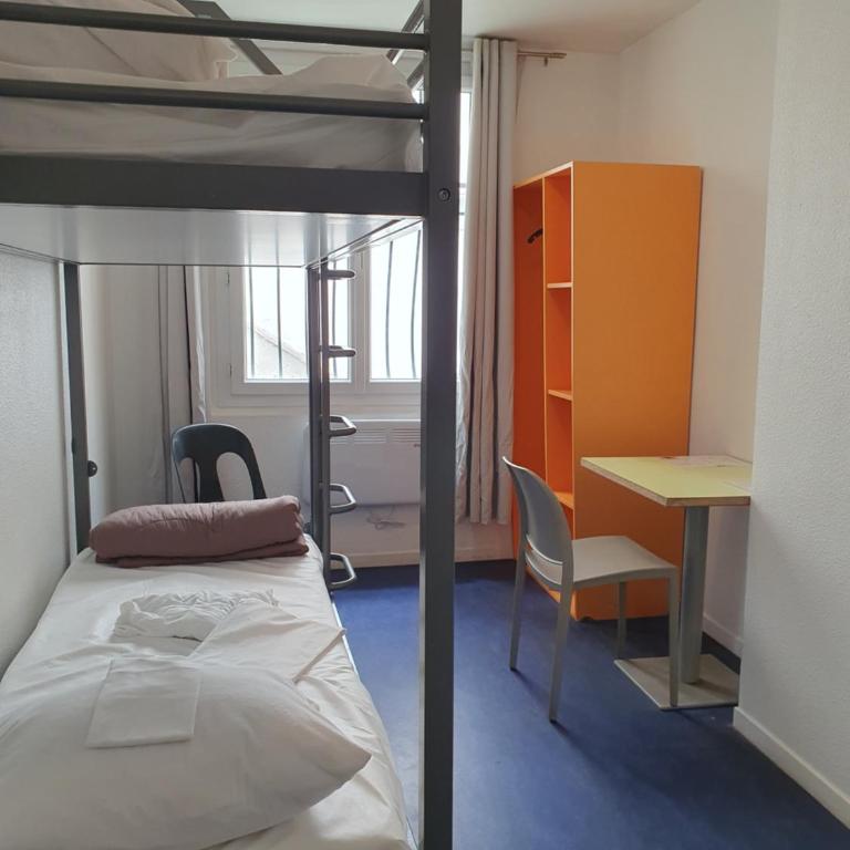 Auberge de Jeunesse HI Nice Les Camélias - Room with 2 bunk beds and bathroom - 4