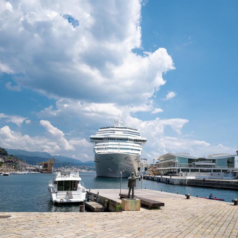 Luxury Savona - Crociere 1 Min Free WiFi - AC - Two-Bedroom Apartment - 30