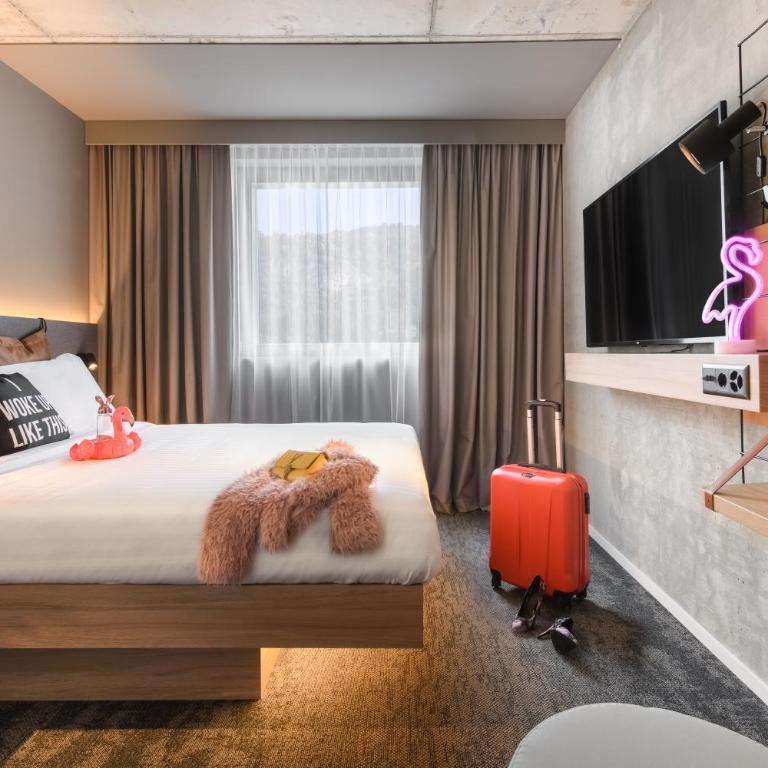Moxy Sion - Standard Zimmer Moxy mit 1 Queensize-Bett und Blick auf den Innenhof - 1