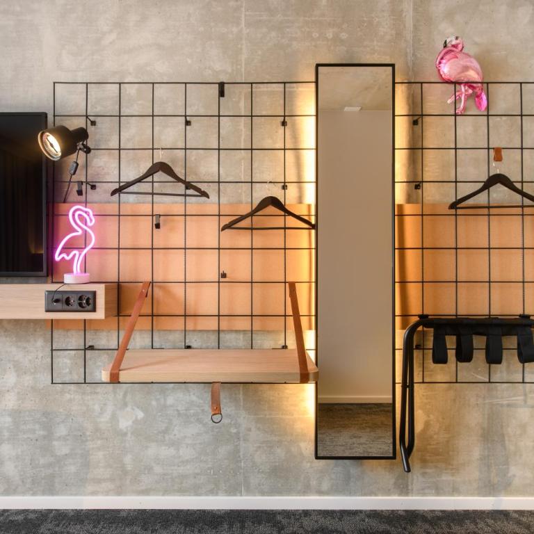 Moxy Sion - Standard Zimmer Moxy mit 1 Queensize-Bett und Blick auf den Innenhof - 2