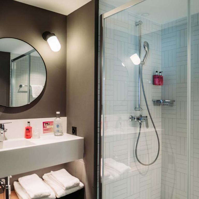 Moxy Sion - Standard Zimmer Moxy mit 1 Queensize-Bett und Blick auf den Innenhof - 3