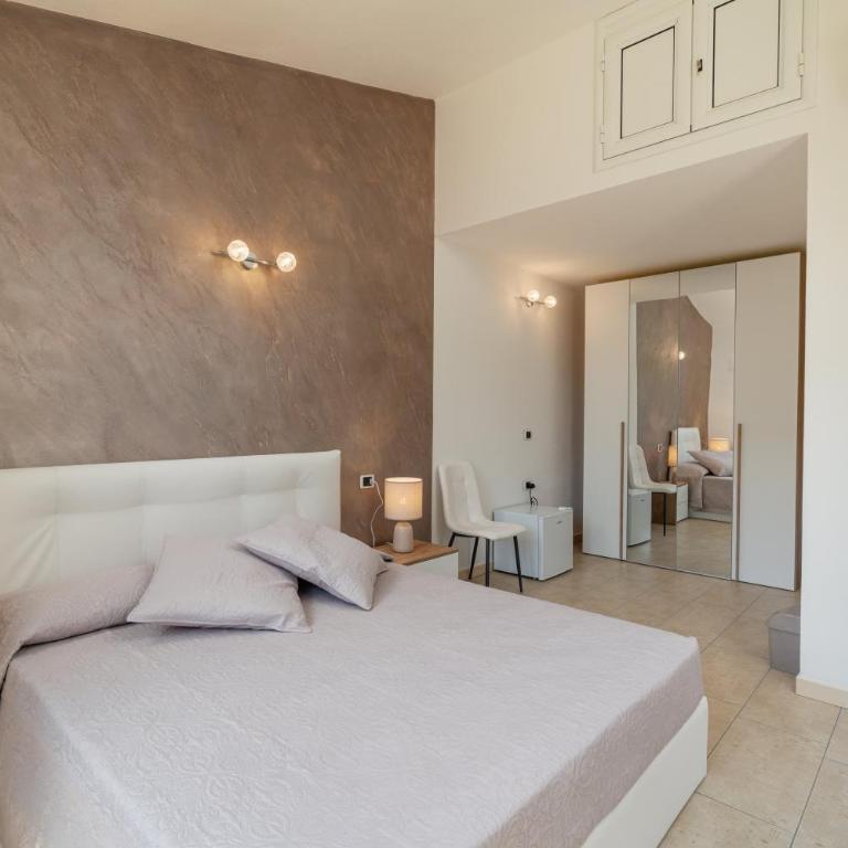 Rooms Tavolara - Camera Queen con Balcone - 3