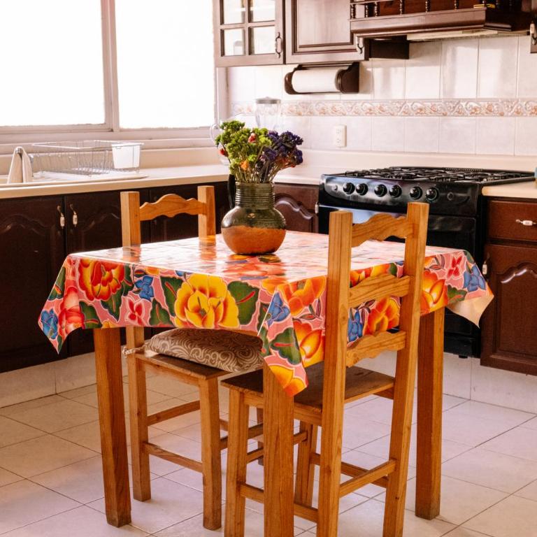 Spacious artsy home with fast WiFi - Villa - 66