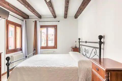 Sweet Venice - checkin at "Alloggi SS Giovanni e Paolo" - Double or Twin Room with Shared External Bathroom - 4