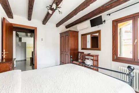 Sweet Venice - checkin at "Alloggi SS Giovanni e Paolo" - Double or Twin Room with Shared External Bathroom - 18