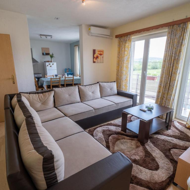 River Bank Apartments & Castle view - Three-Bedroom Apartment - 17
