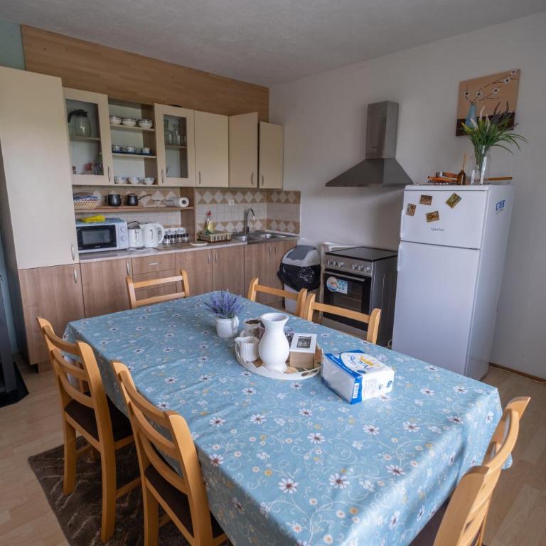 River Bank Apartments & Castle view - Three-Bedroom Apartment - 20