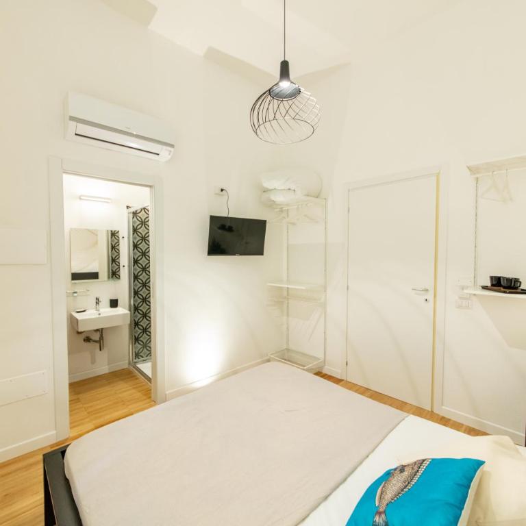 Lele's Rooms - Double Room with Private Bathroom - 4