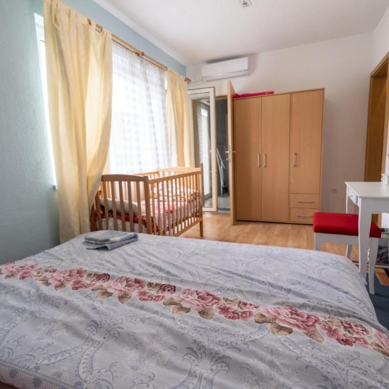 River Bank Apartments & Castle view - Three-Bedroom Apartment - 13