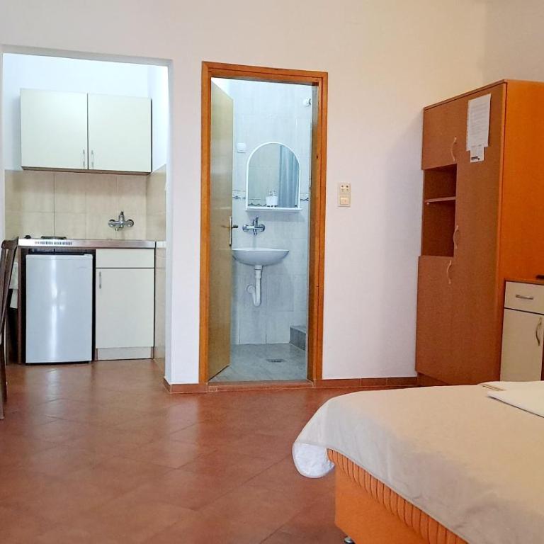 Apartments Radojević - Studio (6 Adults) with Sea View - 4