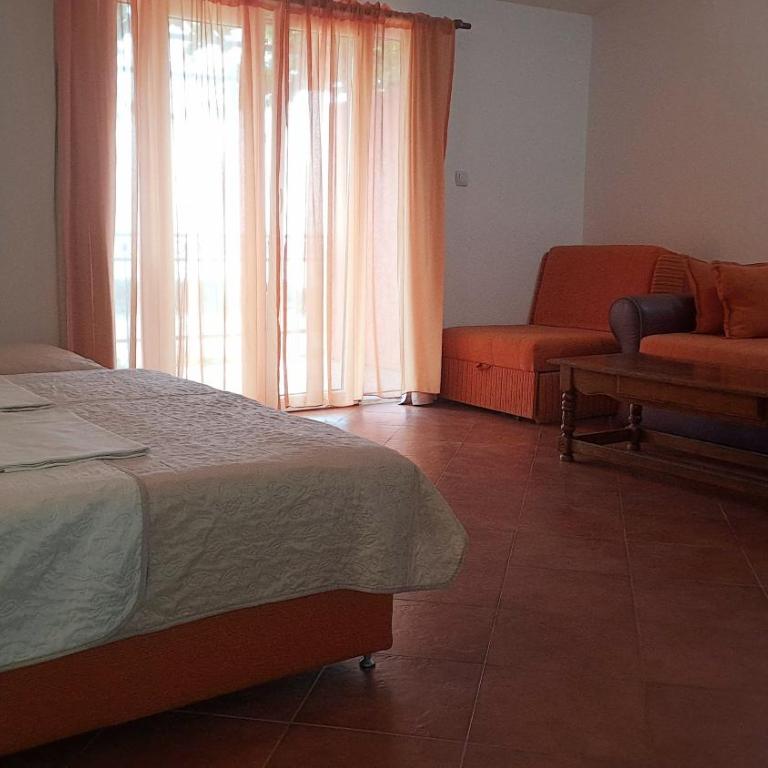 Apartments Radojević - Studio (6 Adults) with Sea View - 8
