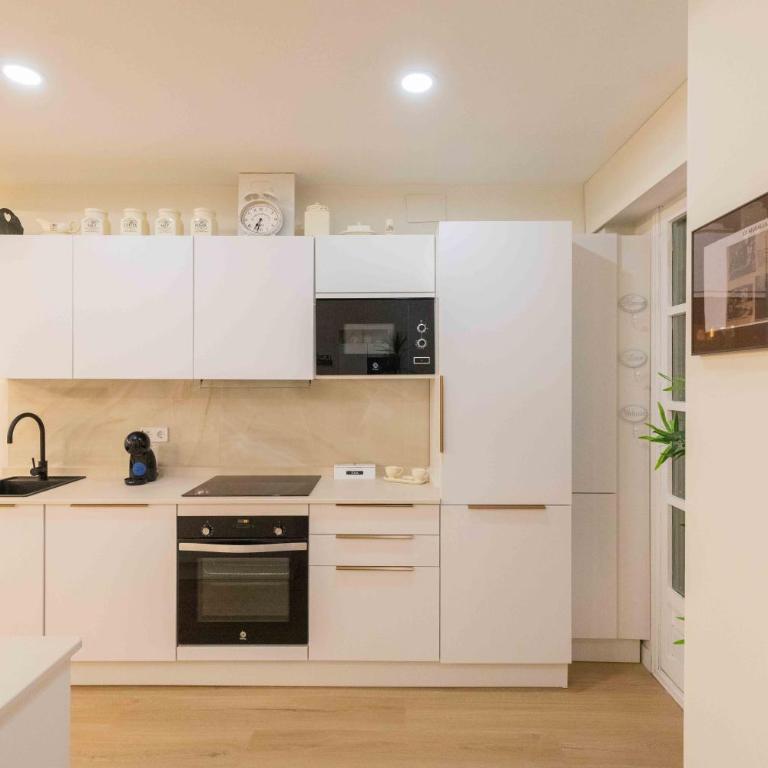 Bilbao Chic Barrena Old Town - Two-Bedroom Apartment - 32