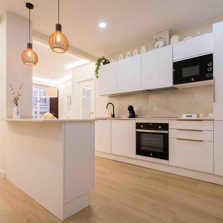 Bilbao Chic Barrena Old Town - Two-Bedroom Apartment - 61