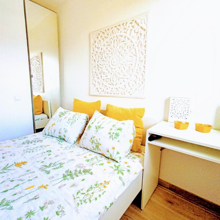 Private room in renovated apartment - Tram 1 min walk - Doppelzimmer - 1
