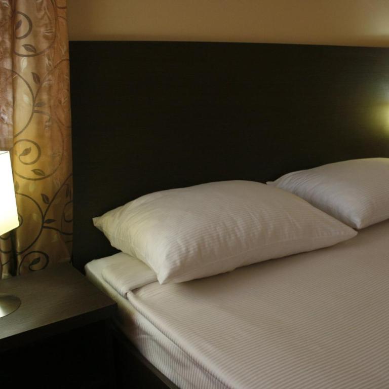Hotel Divan - Standardna Dvokrevetna Soba sa Bračnim Krevetom/Zasebnim Krevetima - 11