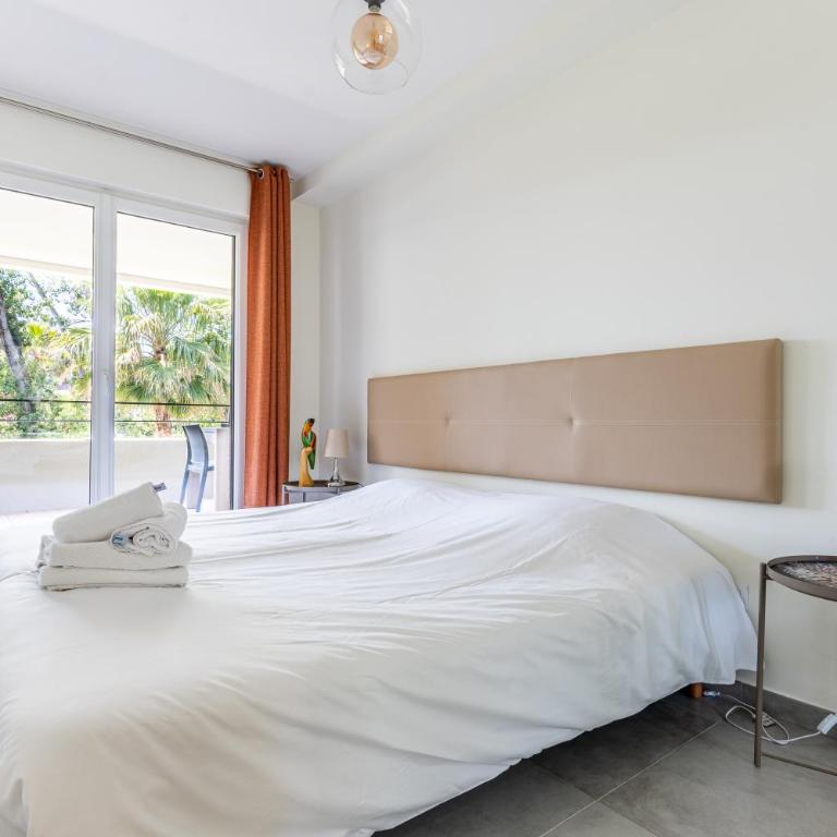 Appartement climatisé les pieds dans l'eau pour 6 personnes avec 1 suite parentale, 1 chambre double et 1 mini chambre Piscine sur le toit clim garage - Appartement 3 Chambres - 26