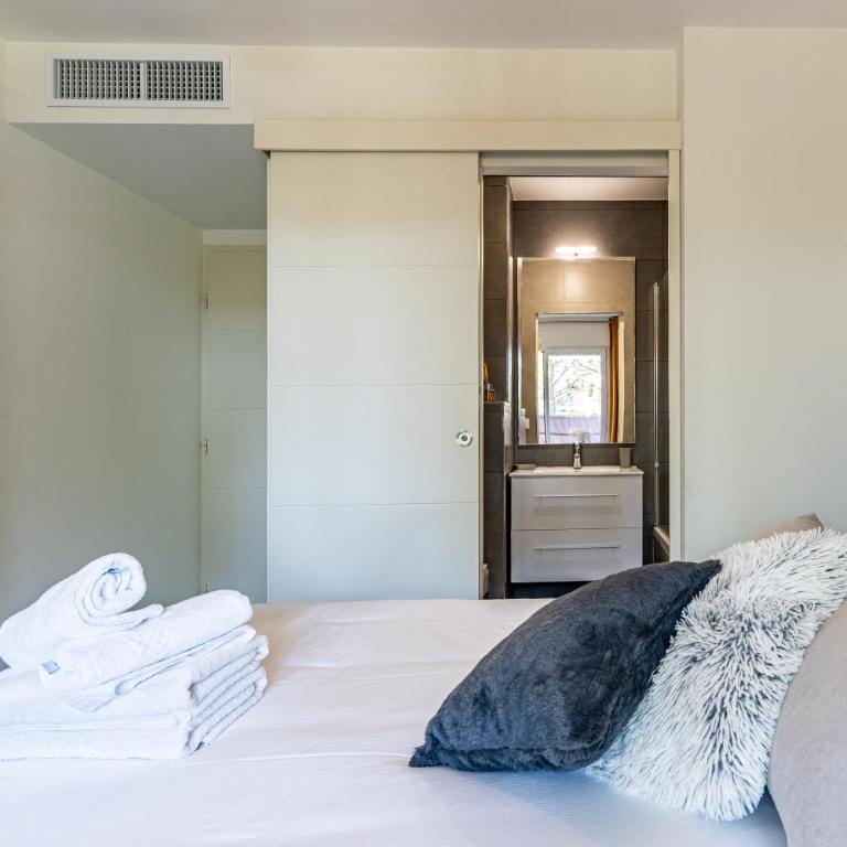 Appartement climatisé les pieds dans l'eau pour 6 personnes avec 1 suite parentale, 1 chambre double et 1 mini chambre Piscine sur le toit clim garage - Appartement 3 Chambres - 33