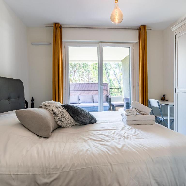 Appartement climatisé les pieds dans l'eau pour 6 personnes avec 1 suite parentale, 1 chambre double et 1 mini chambre Piscine sur le toit clim garage - Appartement 3 Chambres - 35