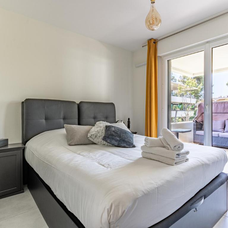 Appartement climatisé les pieds dans l'eau pour 6 personnes avec 1 suite parentale, 1 chambre double et 1 mini chambre Piscine sur le toit clim garage - Appartement 3 Chambres - 34
