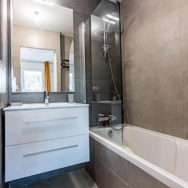 Appartement climatisé les pieds dans l'eau pour 6 personnes avec 1 suite parentale, 1 chambre double et 1 mini chambre Piscine sur le toit clim garage - Appartement 3 Chambres - 37